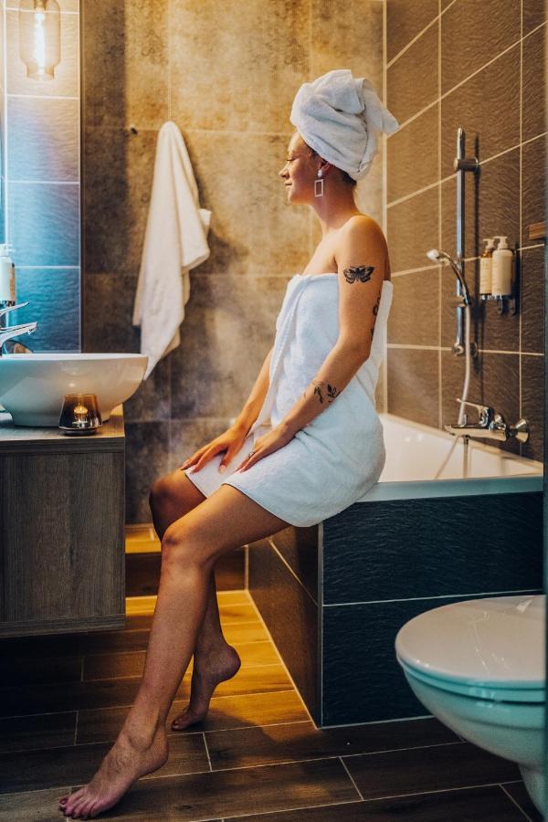Wine & Wellness Hotel Besedni Dum Вальтице Екстер'єр фото