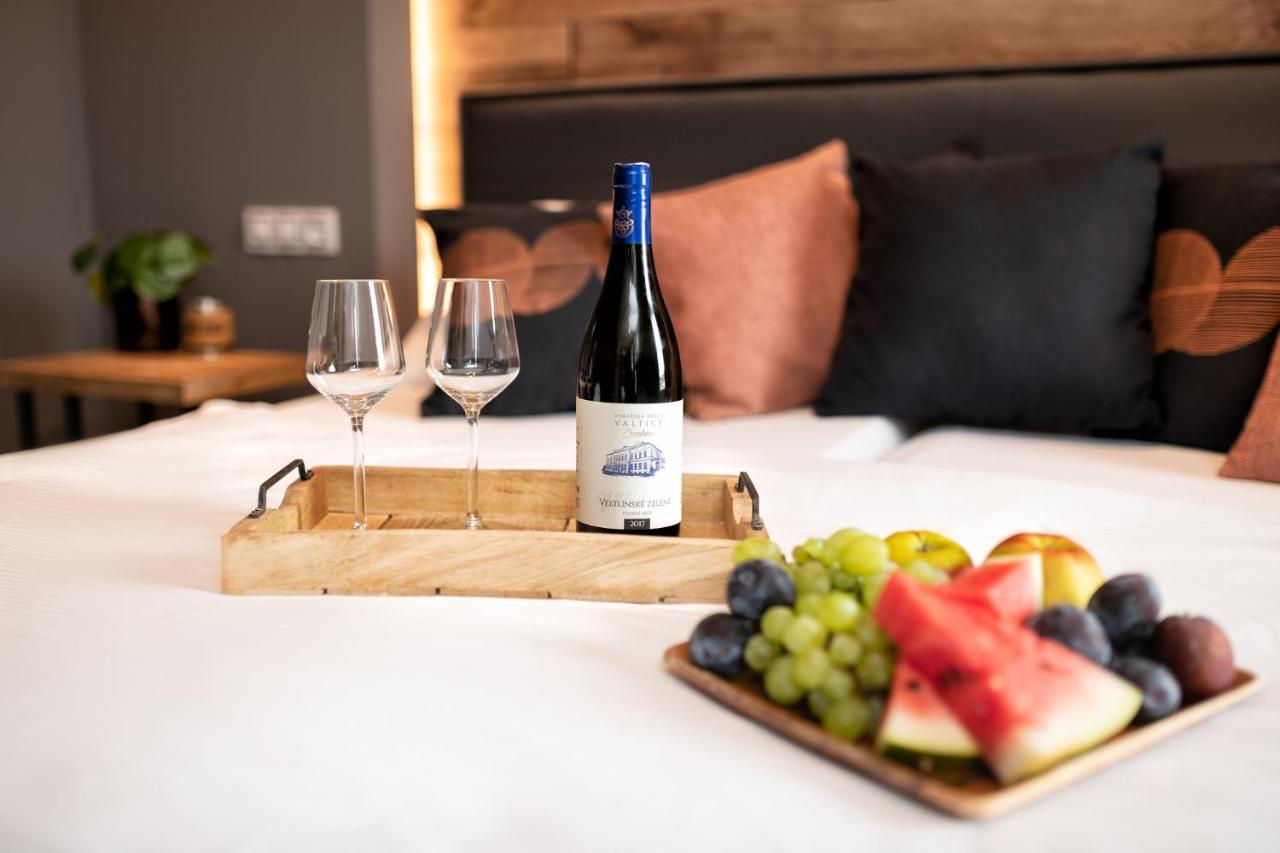 Wine & Wellness Hotel Besedni Dum Вальтице Екстер'єр фото
